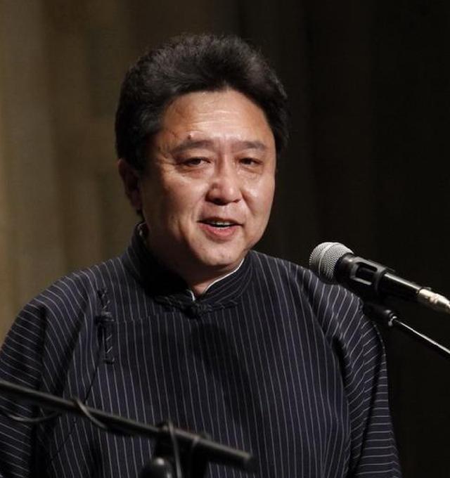 相声演员，于谦说，我经常和朋友聚会，从来不喊郭德纲来，他不喜欢聚会，就喜欢一个人