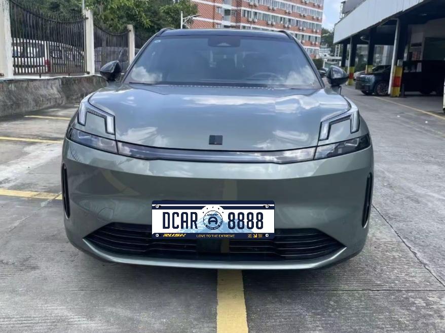 领克08EM‑P是领克旗下的中型插电式运动型SUV，零百加速4.6秒，外观采用领