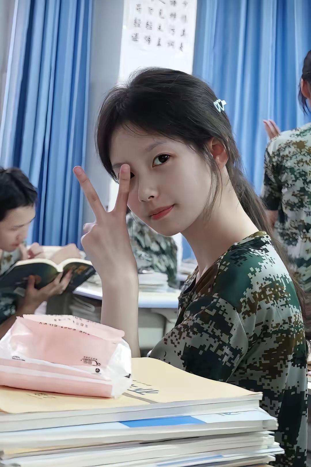 “军营里的少女心”💕📚👩‍🦳 当兵的女军 国乒少女感拉满 军装少女照 军