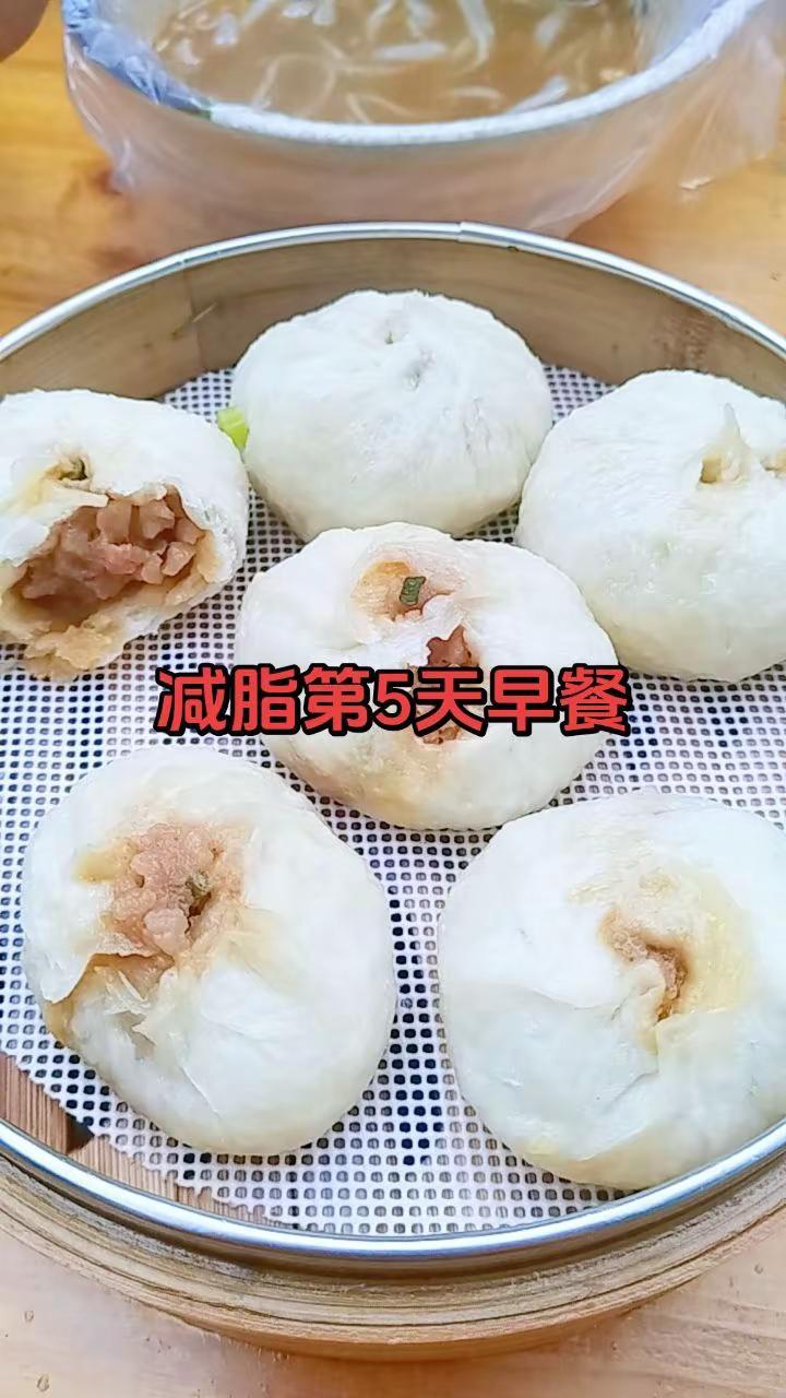 早餐，早上体重62.2kg，最初66kg。早睡早起头脑清醒。