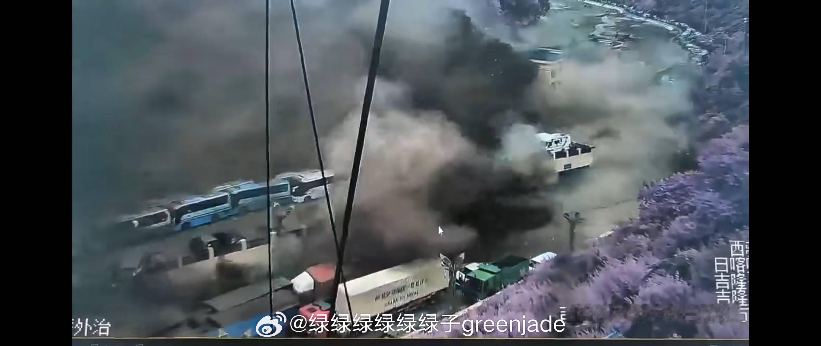 西藏吉隆口岸遭遇泥石流的瞬间。吉隆口岸仍处于失联状态人在大自然面前，太渺小了。为