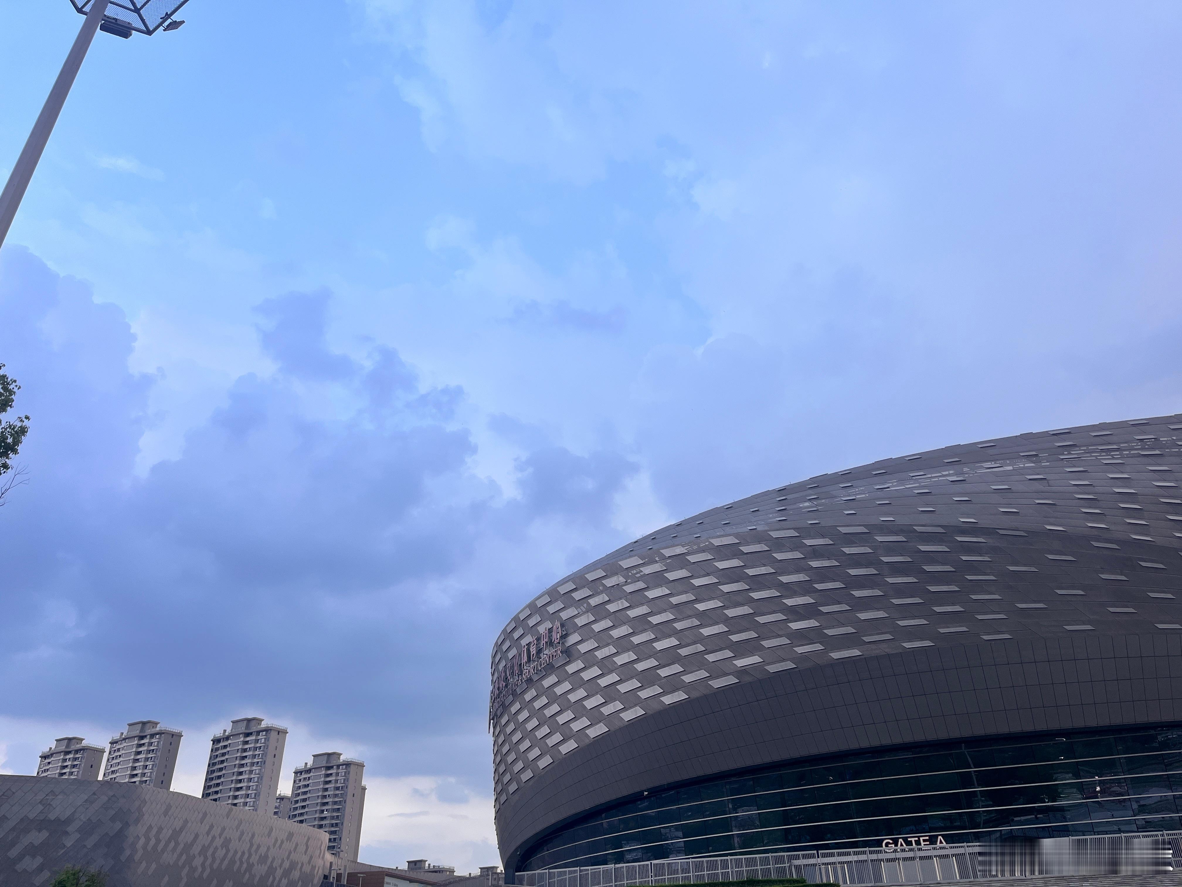 有乌云了，看样子要飘过来，今天会不会是雨战？成都蓉城vs河南队2025中国足协杯