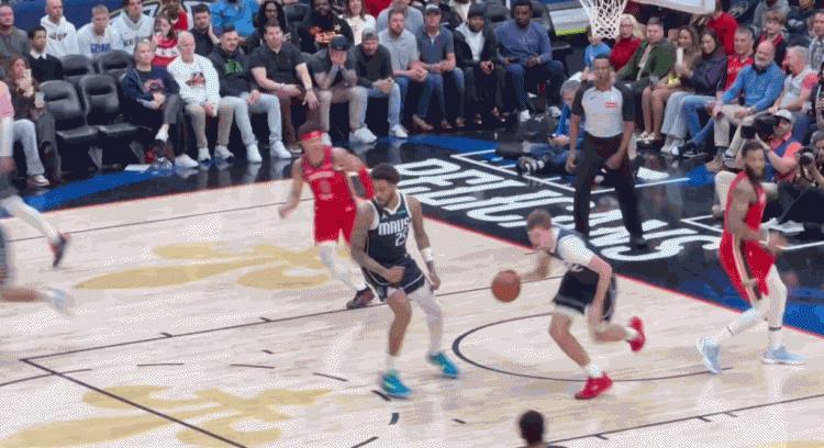 状元之威！弗拉格上演战斧劈扣！
在今天NBA常规赛独行侠对阵鹈鹕的第二节比赛中，