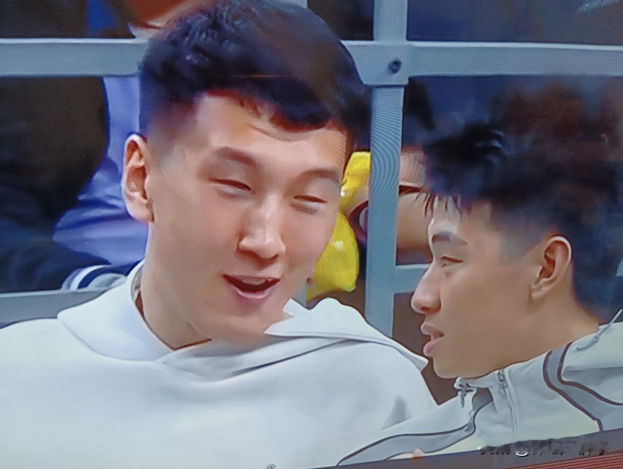 进入国家队～被国家队淘汰～回广东男篮～逐渐又被广东队放弃。胡明轩正在一步步朝着杜