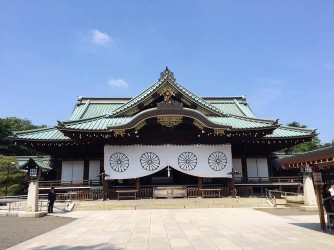 东京审判80年后，日本首相还在向供奉战犯的神社献祭品：历史这根钉子，有人想拔
