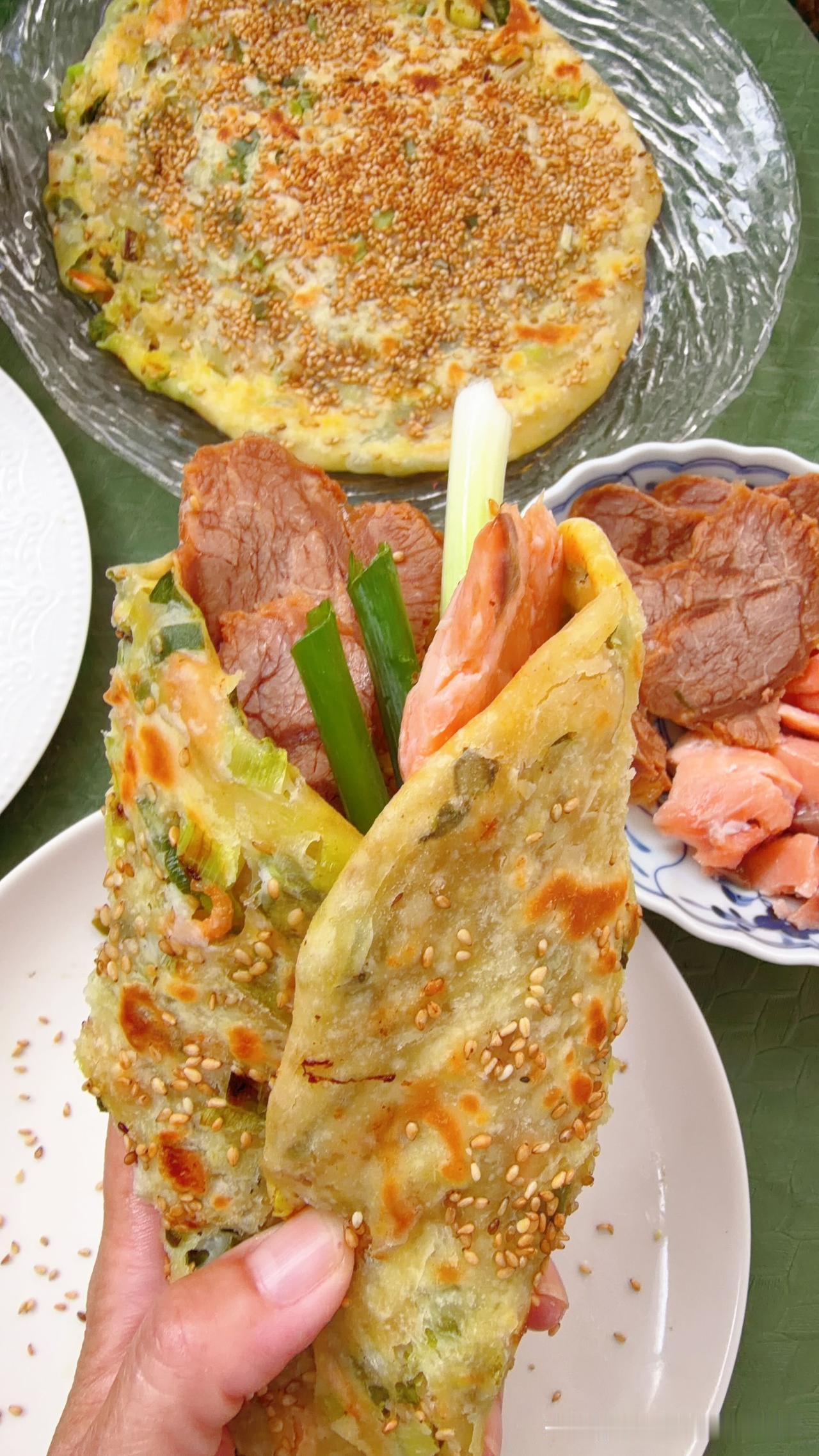 南极磷虾葱花饼卷酱牛肉和三文鱼碎肉（性价比高）。真零酸奶。云南脆柿，纯甜黄金百香