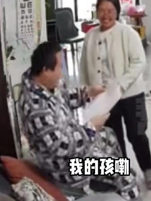 “61分终于及格了，我的孩吆今天下馆子”妈妈看着试卷上的61分欢呼雀跃，爸爸得知
