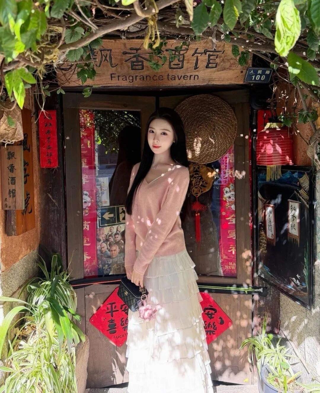 站在酒馆门口，被路过的三个大叔夸好看。

问题来了：到底是衣服好看，还是人好看？