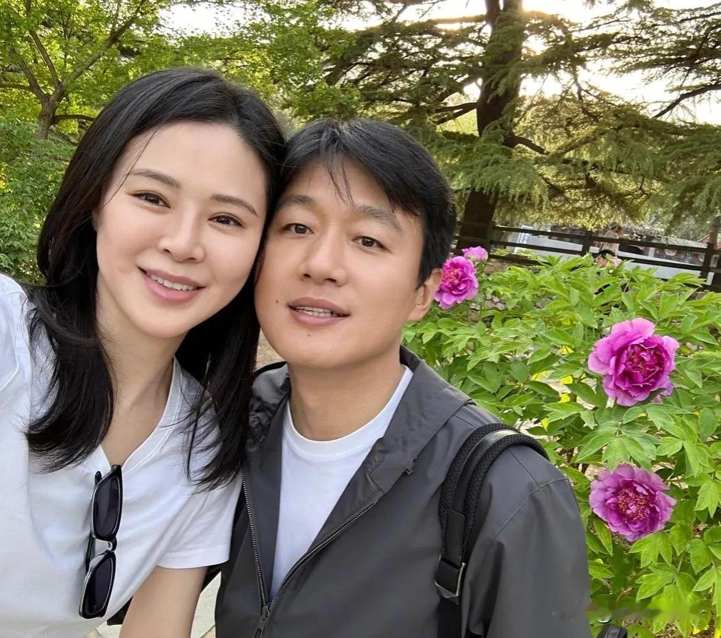 佟大为结婚16年发文：婚礼16年的纪念日，跟老婆一起喝茶、爬山、看牡丹，永远爱你