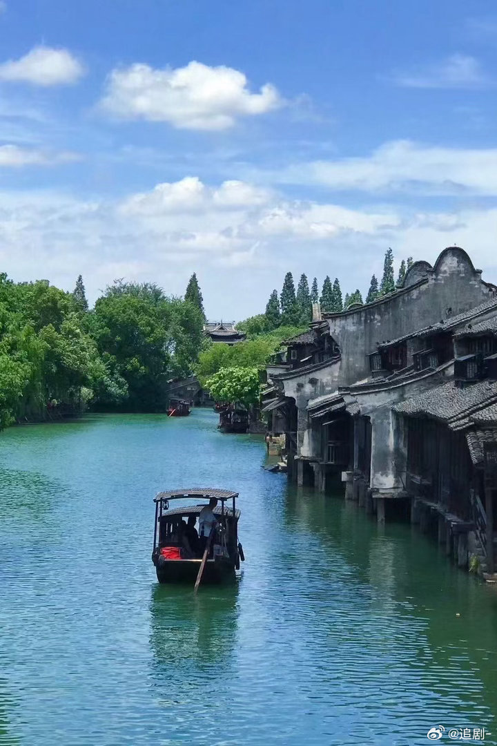 蓝盈莹在乌镇上郝蕾的戏剧疗愈课很多人来乌镇只为打卡剧目，蓝盈莹愿意去体验小众的戏