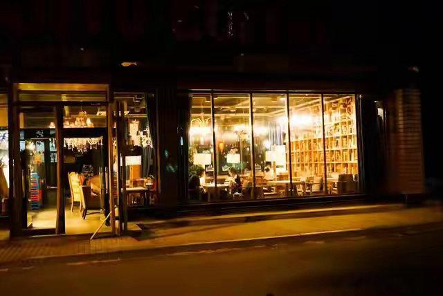 李亚鹏云南咖啡店开业这一次，李亚鹏系上围裙做起店长。咖啡店是他深耕多年的滇池禅意