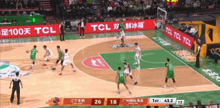 赵继伟这球太横了！单打撤步迎着防守强投压哨命中！半场压哨三分，这就是大心脏！辽宁