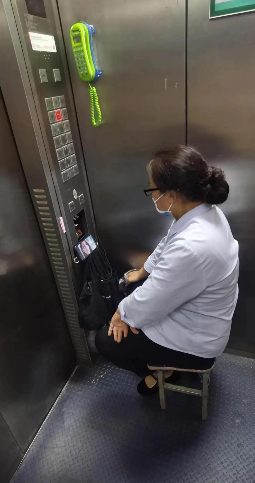 医院里管电梯的阿姨存在的意义是什么？