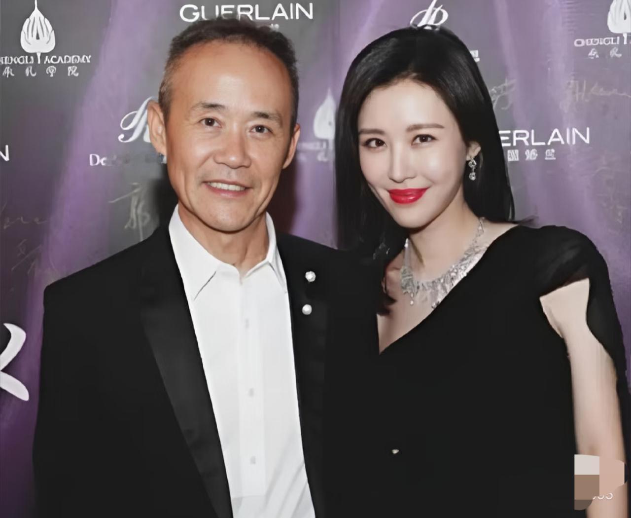 说起王石，大家第一印象是地产大亨，
说起田朴珺，大家第一印象是王石的老婆。

所