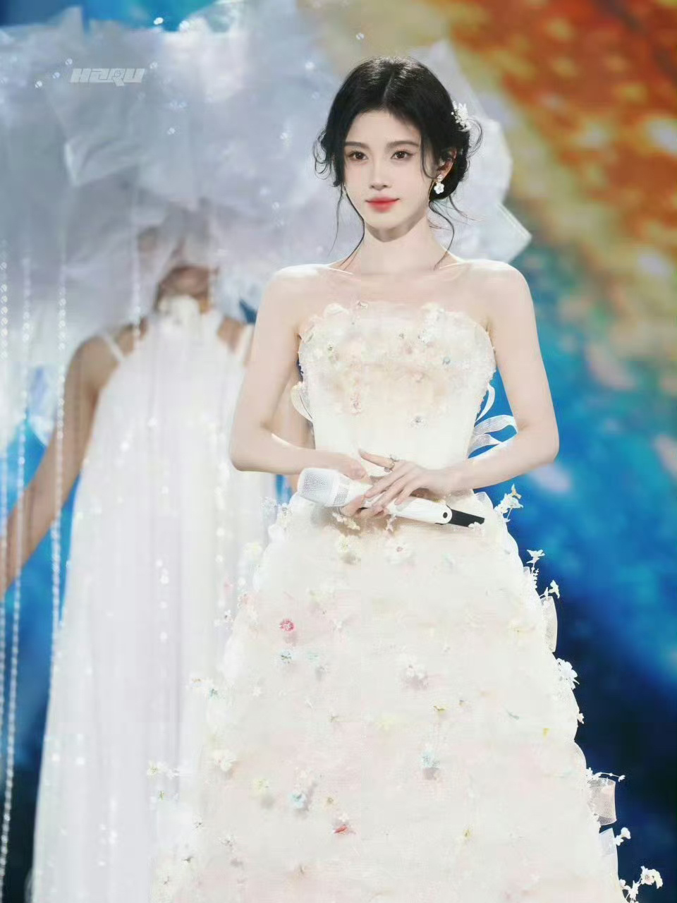 鞠婧祎江苏卫视春晚造型妥妥就是一个白色花仙子～[求关注] 