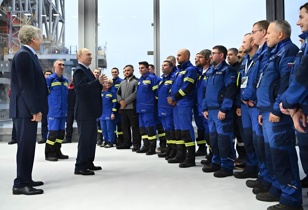 俄罗斯开始撤人了，说明了美国即将对伊朗的大规模动手了。
 
根据俄罗斯媒体报道，