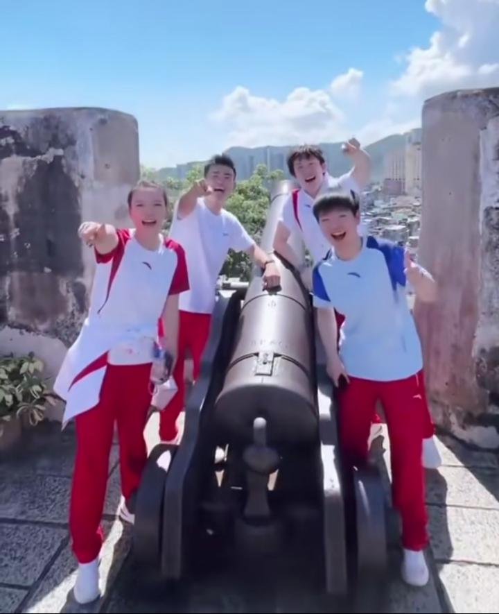 乒羽混双顶流，孙颖莎和王楚钦港澳行直接变身快乐小孩！
 
离开紧绷的赛场，没有训