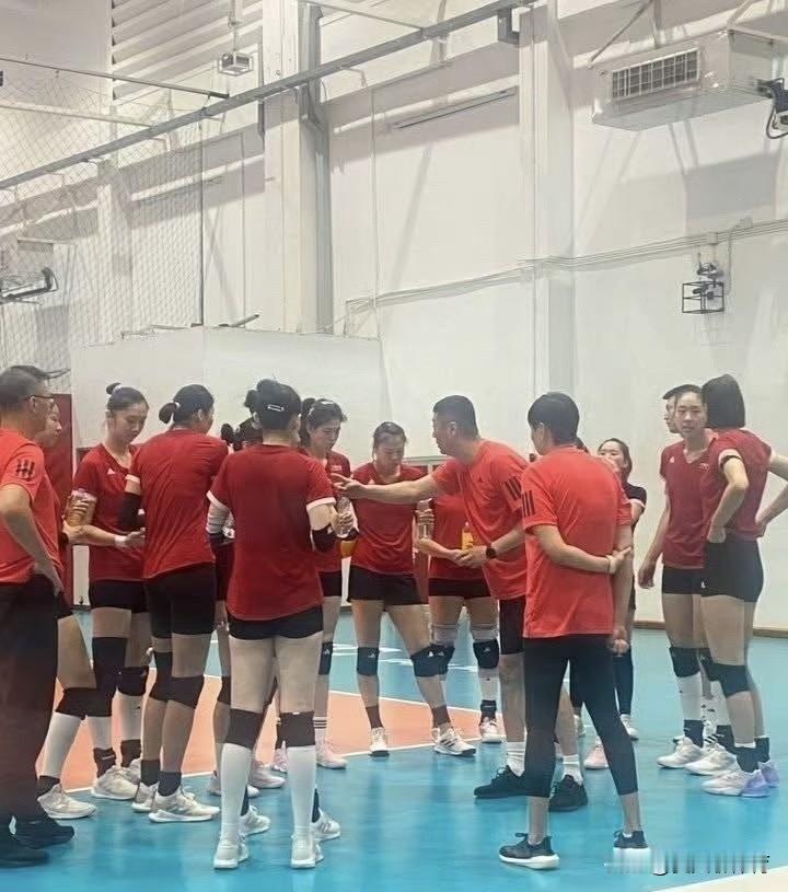 中国女排世锦赛首发阵容疑似泄露！李盈莹搭档庄宇珊、高意搭档王媛媛打首发！昨天，中