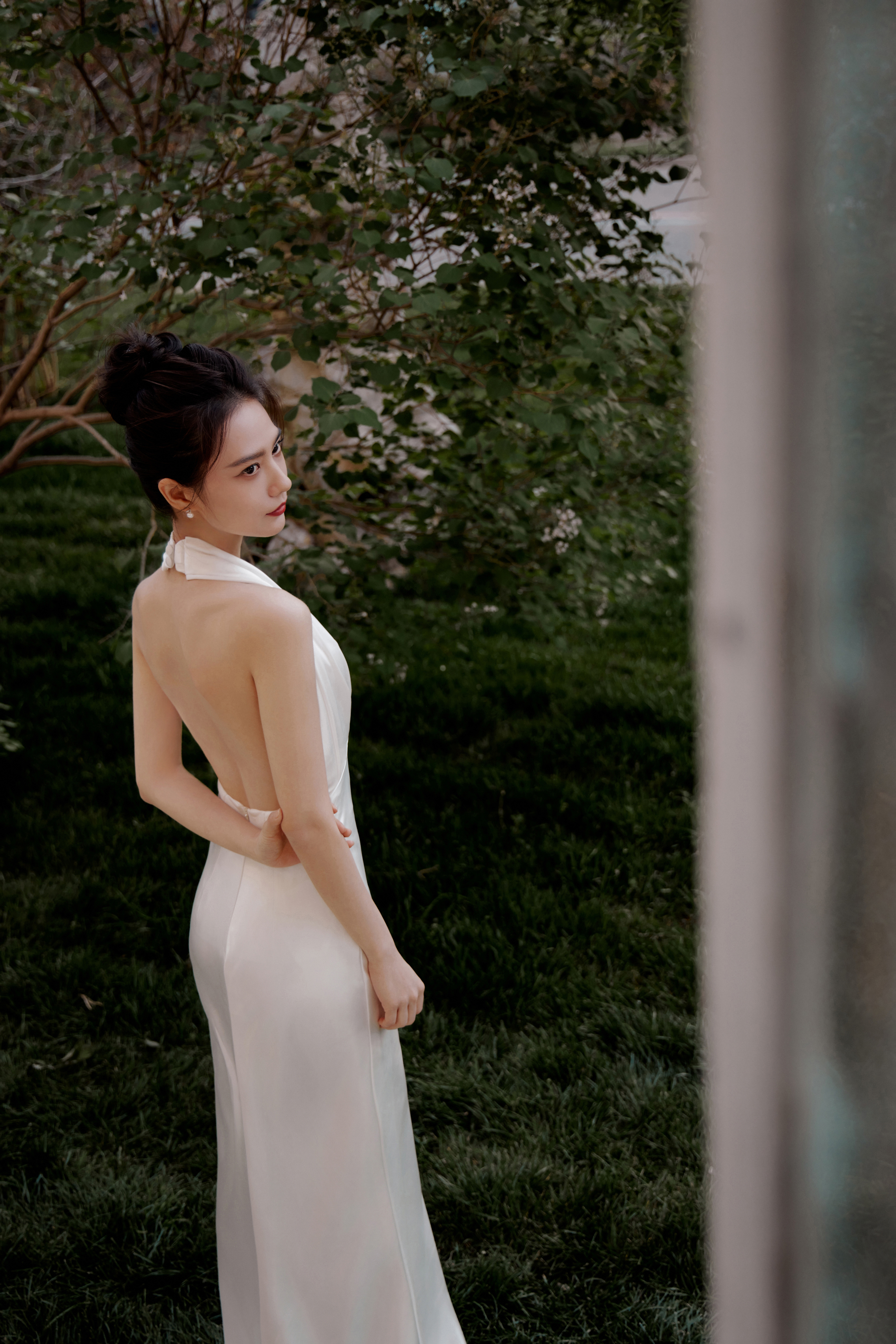 #姜珮瑶纯白茉莉花#林间的纯白茉莉花～挂脖白裙露出美背，真的好薄好纤细一片啊！优