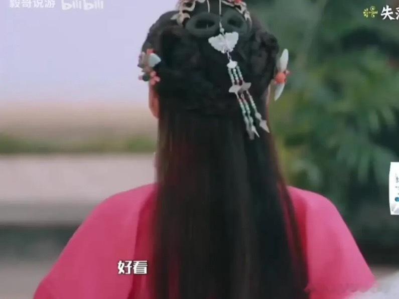 何泓姗是真的显小，这是她28岁时候吐槽她现在年龄不适合的，说真的她以前才不合适，