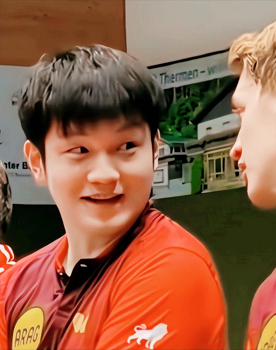 发现了吗？樊振东代表杜塞尔多夫打了两场比赛，安东卡尔伯格都坐在东哥的隔壁，还经常