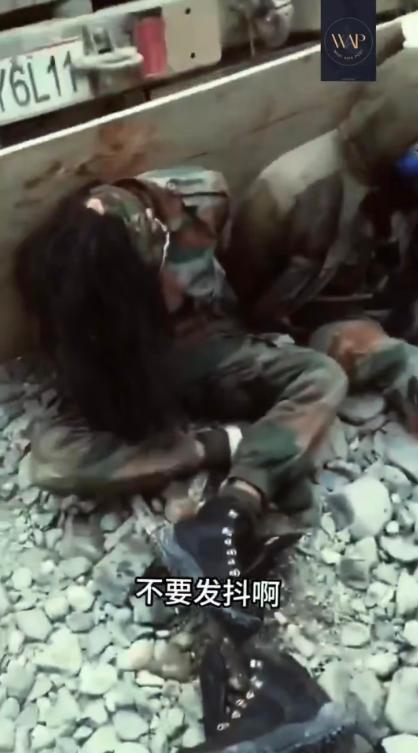 巴基斯坦媒体公开我方俘获的印度士兵画面，被俘印军士兵因内心恐惧瘫坐在地、浑身不停