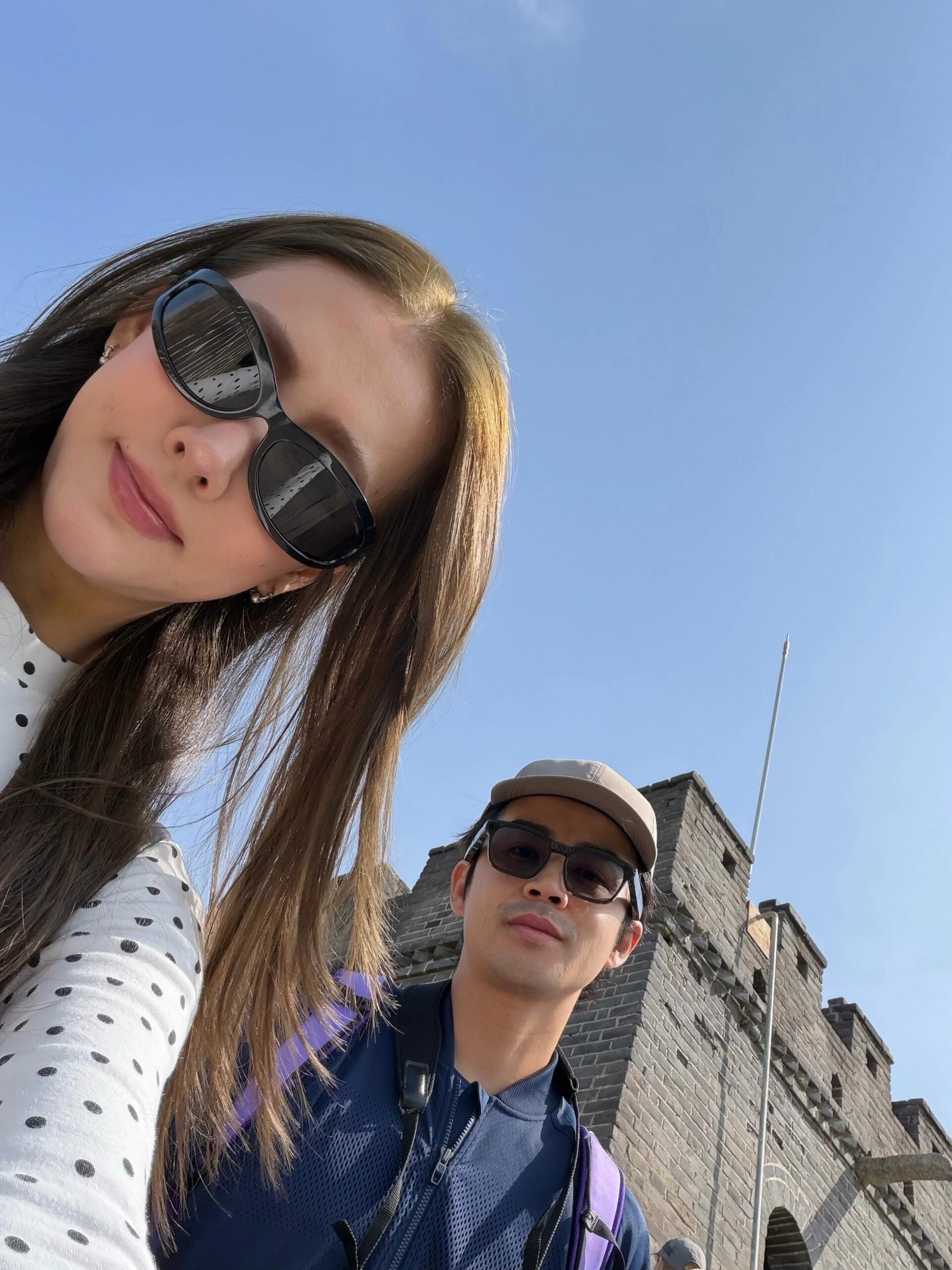 弦子李茂儿子正面照弦子40岁生日当天，一家三口爬长城的合照公开，儿子暖暖正面首度