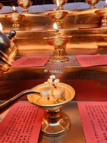 给家里的孩子供一盏平安灯。这盏微光不求他大富大贵，只求化解他成长路上的磕磕绊绊。