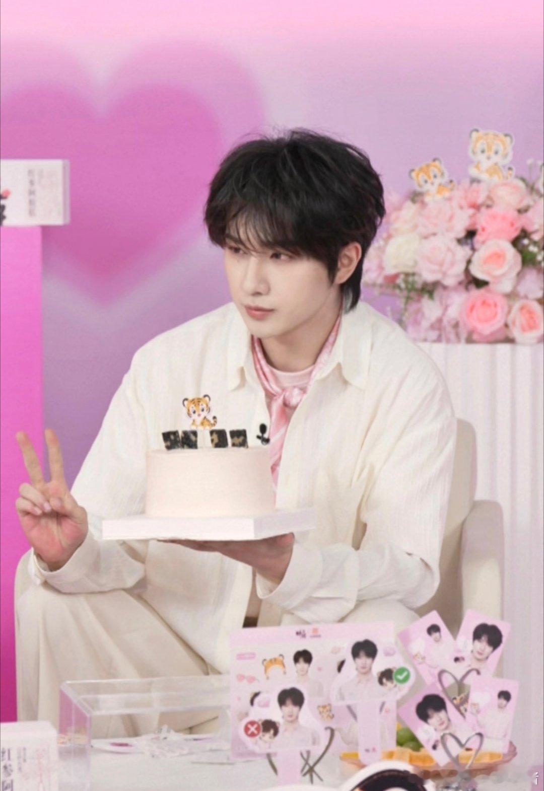 李宏毅直播状态，提前过上生日了，今晚粉嫩嫩的