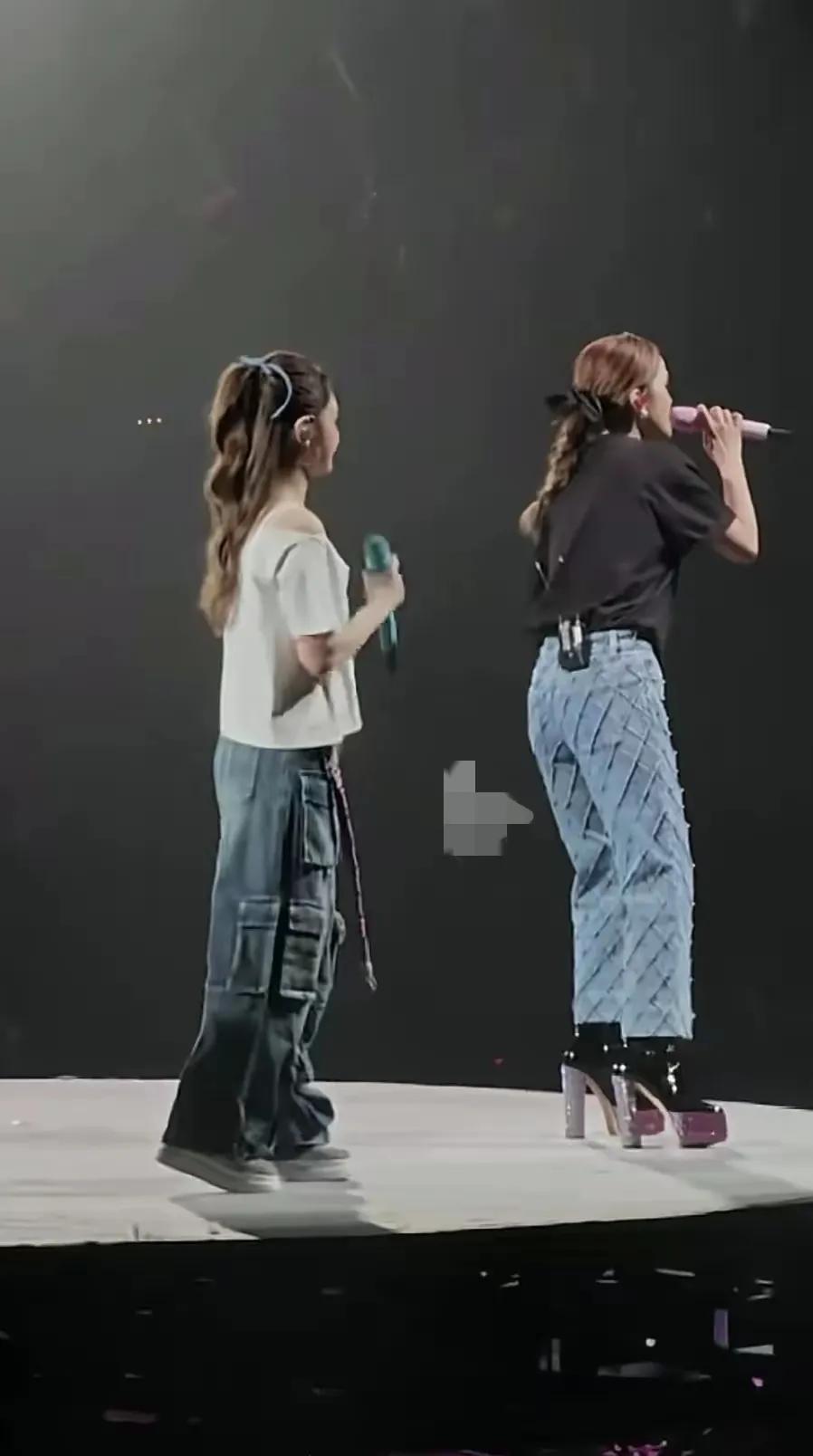 twins北京演唱会这套穿搭整反了吗？
个子娇小的阿娇穿着平底鞋，
稍高挑的阿S