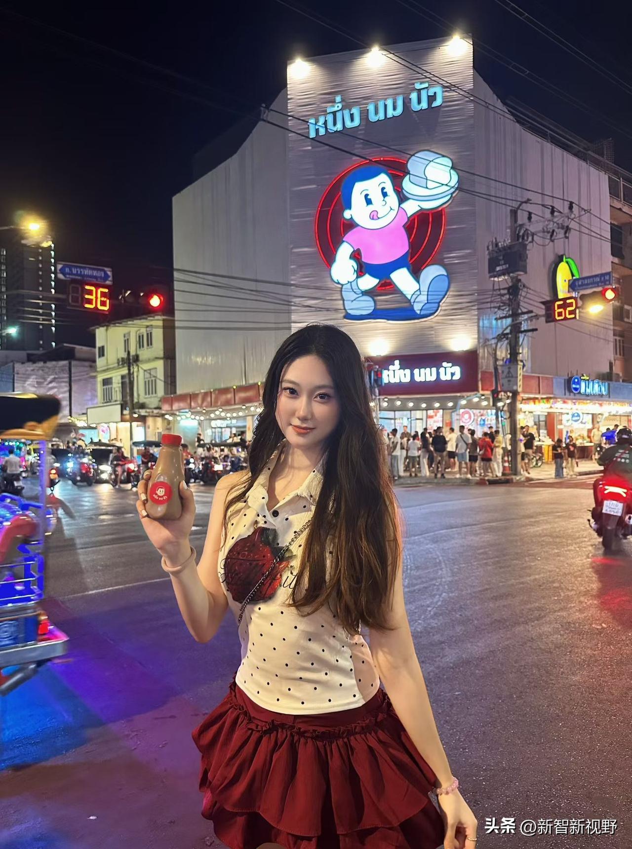 夜游泰国街头，打卡网红奶茶店！🍓📸曼谷去哪玩 曼谷的风景有多美 泰国旅行打卡