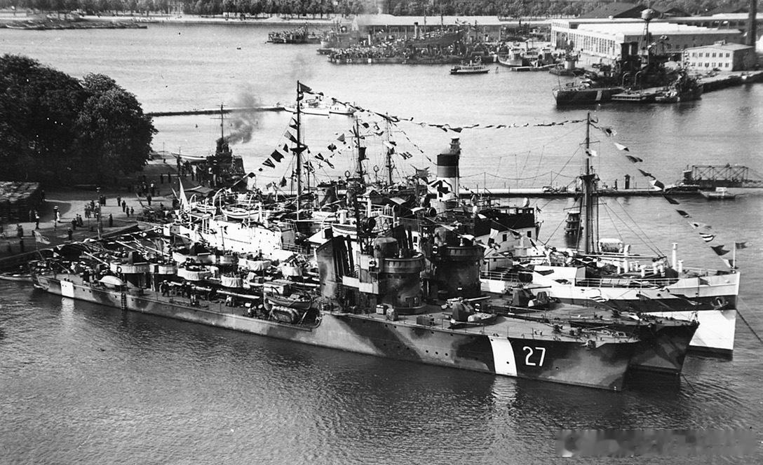 30年代瑞典海军驱逐舰Romulus、 Remus和查尔斯王子号医院船。在背景中