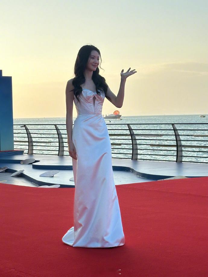 刘浩存纯白抹胸礼服  刘浩存纯白抹胸长裙  刘浩存于海南岛国际电影节开幕式红毯的