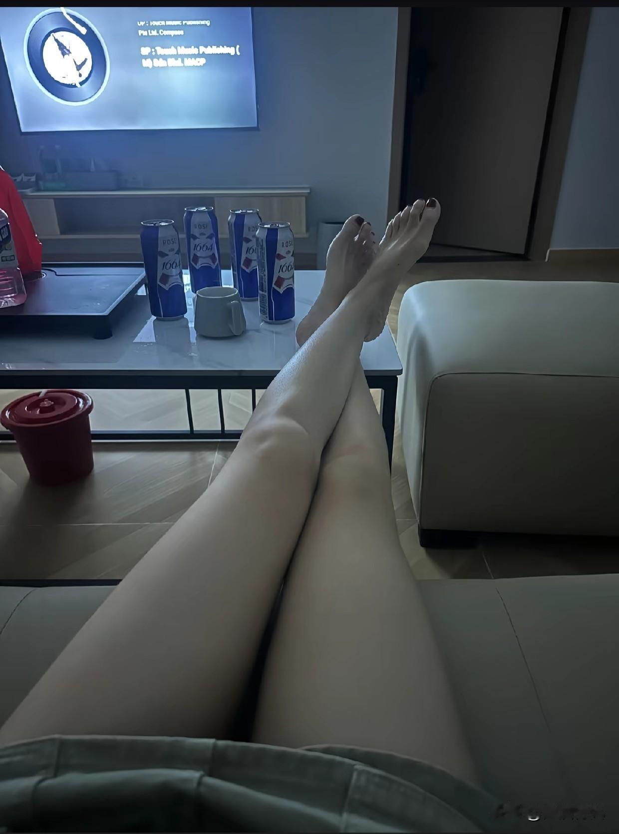 什么都不想干，只想摆烂！
忙完一天，最舒服的状态不过如此。
窝在家里，脚往茶几一