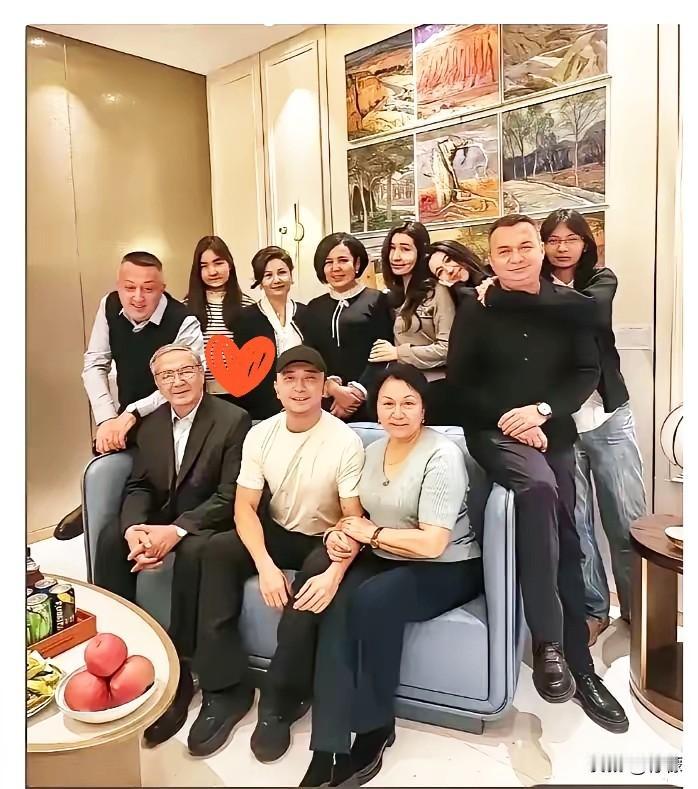 这个世界上最搞不懂的，
就是尼格买提的父母了。
明明各自都离婚带娃，居然二婚又生