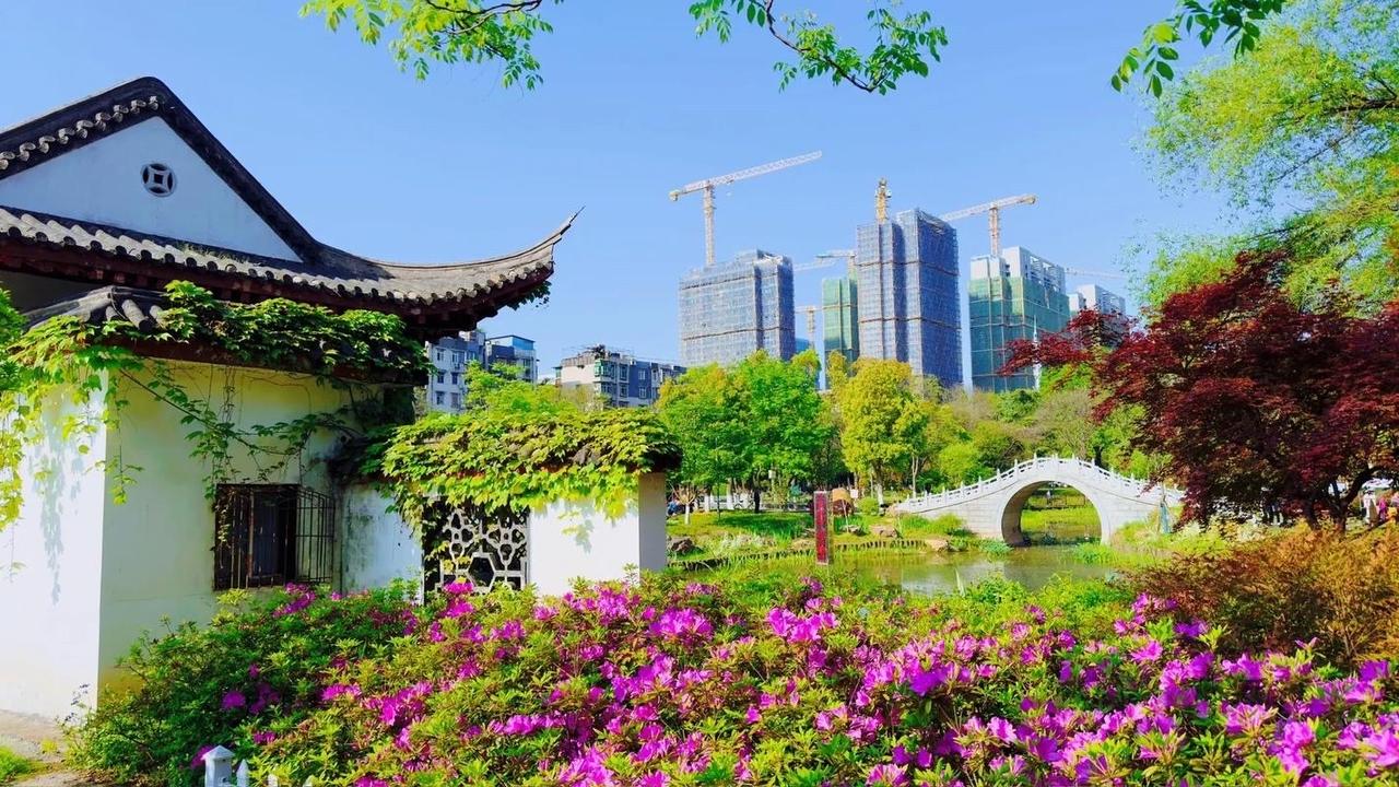 鹧鸪天 · 季春

岸柳垂丝绾翠晴，
溪光摇碎远山青。
四时最好是三月，
百载尤