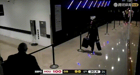库里35秒提前伤退！仅14+7+5+6失误：最后时刻连续犯错。
末节被申京撞到腿