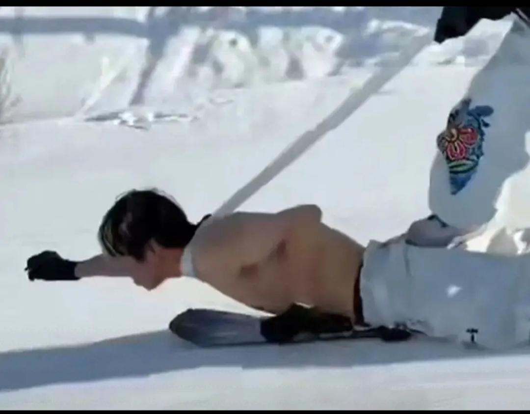 这女的没教养，男的没尊严。
就算是拍视频玩，或者工作。也不该在大庭广众之下做出这