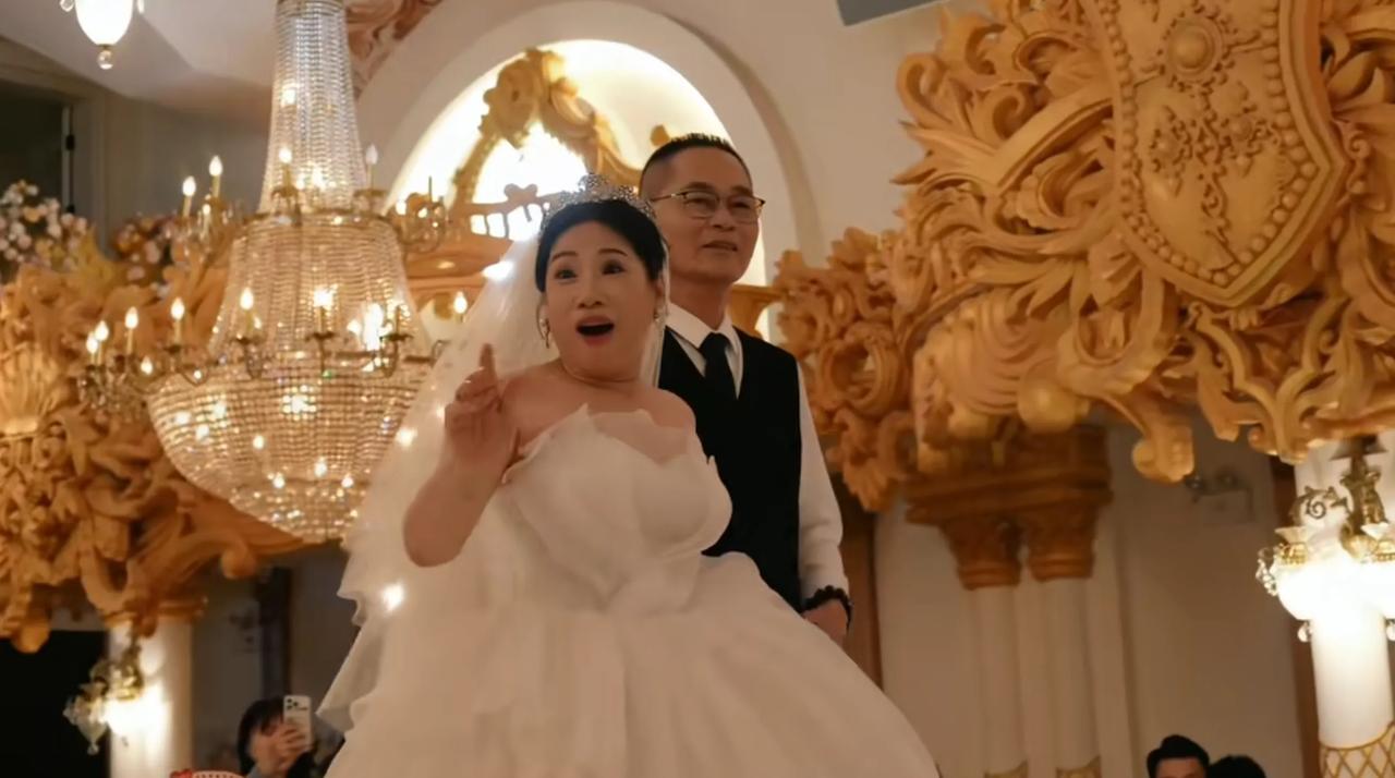 广东广州这场迟到36年的婚礼太好哭了！57岁的女子去参加婚礼，没想到新娘竟是自己