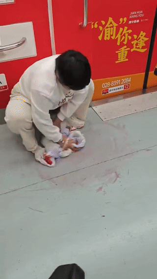 重庆，地铁1号线上，22岁女孩突然身体不适吐血，弄脏地板，本就很难受手上还有留置