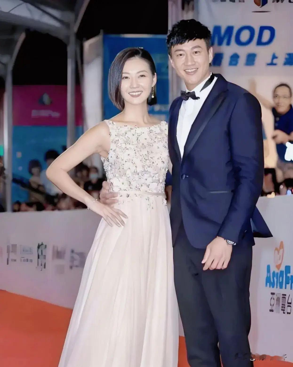 何润东结婚8年，老婆44岁，他宁愿让老婆去横店摆地摊卖手工银饰，也没让老婆进手术