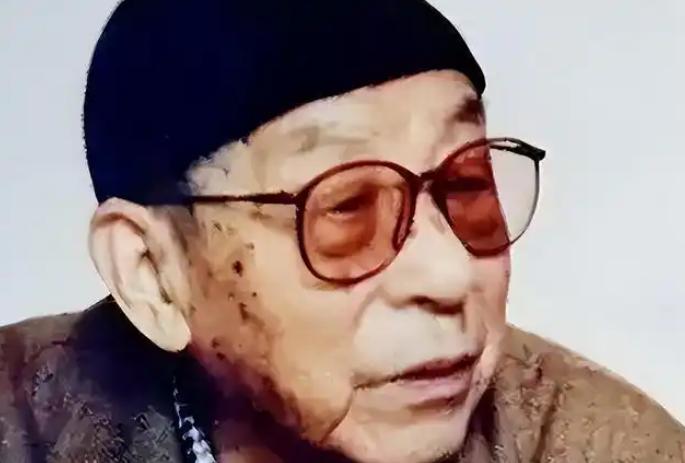 101岁的张学良躺在夏威夷医院，连喘气都费劲。这时，他突然爆出一句大实话："当年