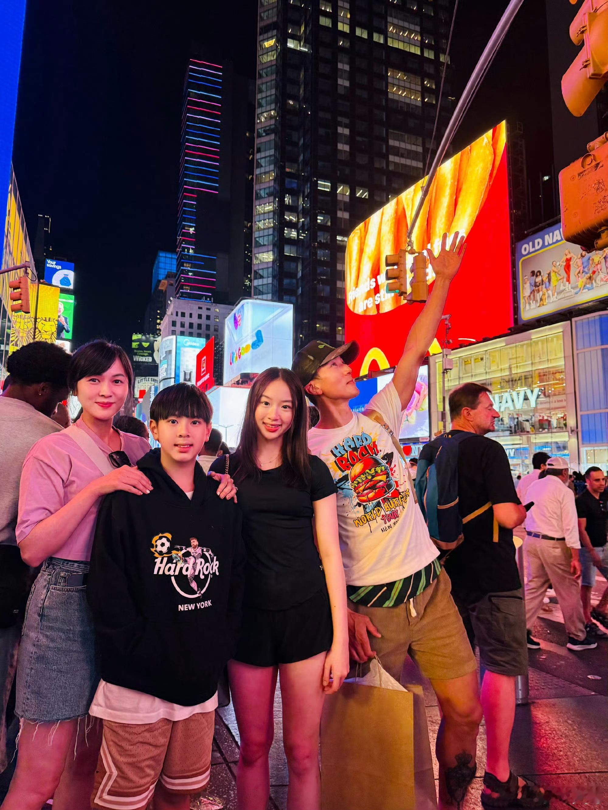 吴尊一家四口度假照又来了！这家人是住在童话书里吗？爸爸帅妈妈美，两个萌娃可爱到犯