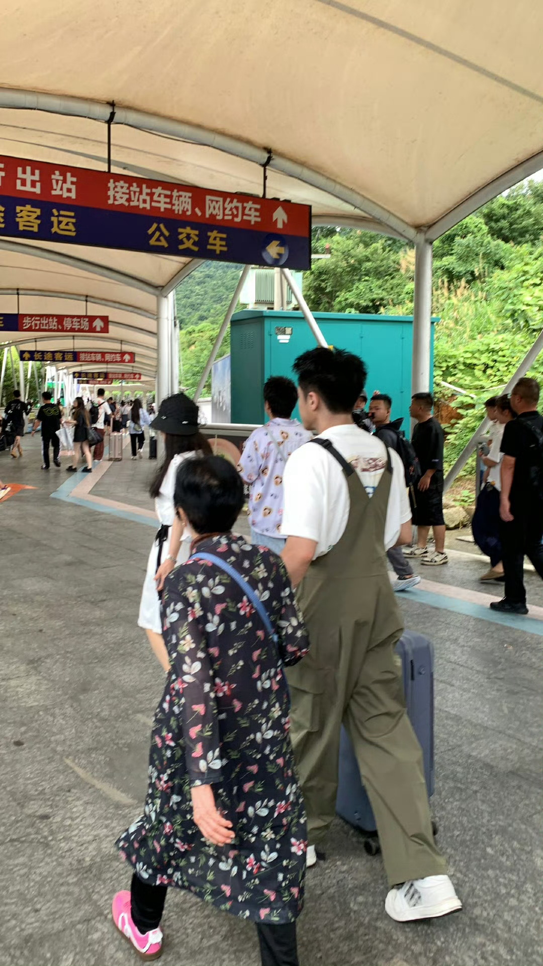 武艺带家人坐高铁搞笑艺家人武艺武星携妈妈外婆高铁出行路透🈶！一家四口自带喜剧b