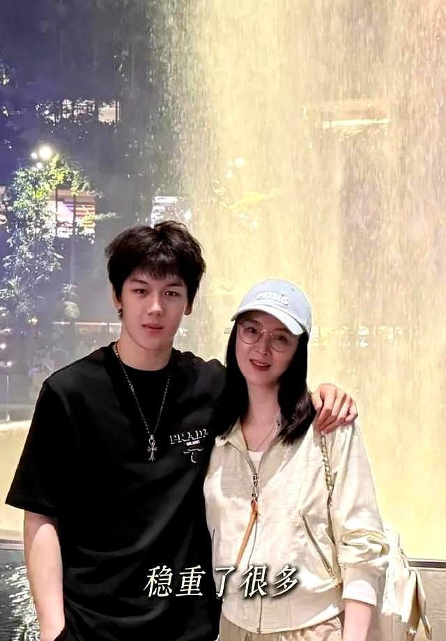 故宫隔壁住19年，王艳儿子帅出圈
 
照片一出，评论区全在刷“这脸不出道太浪费”