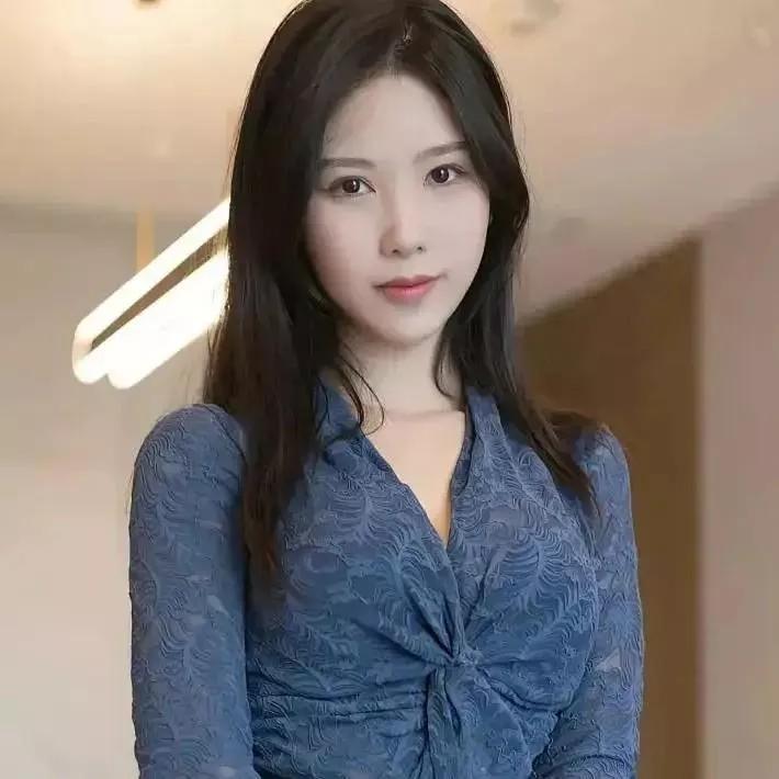 蓝衣美人倚楼望，月色如练照花枝。风吻百蕊千叶。 迟暮婚约梦难圆 大地银装梦亦殊 