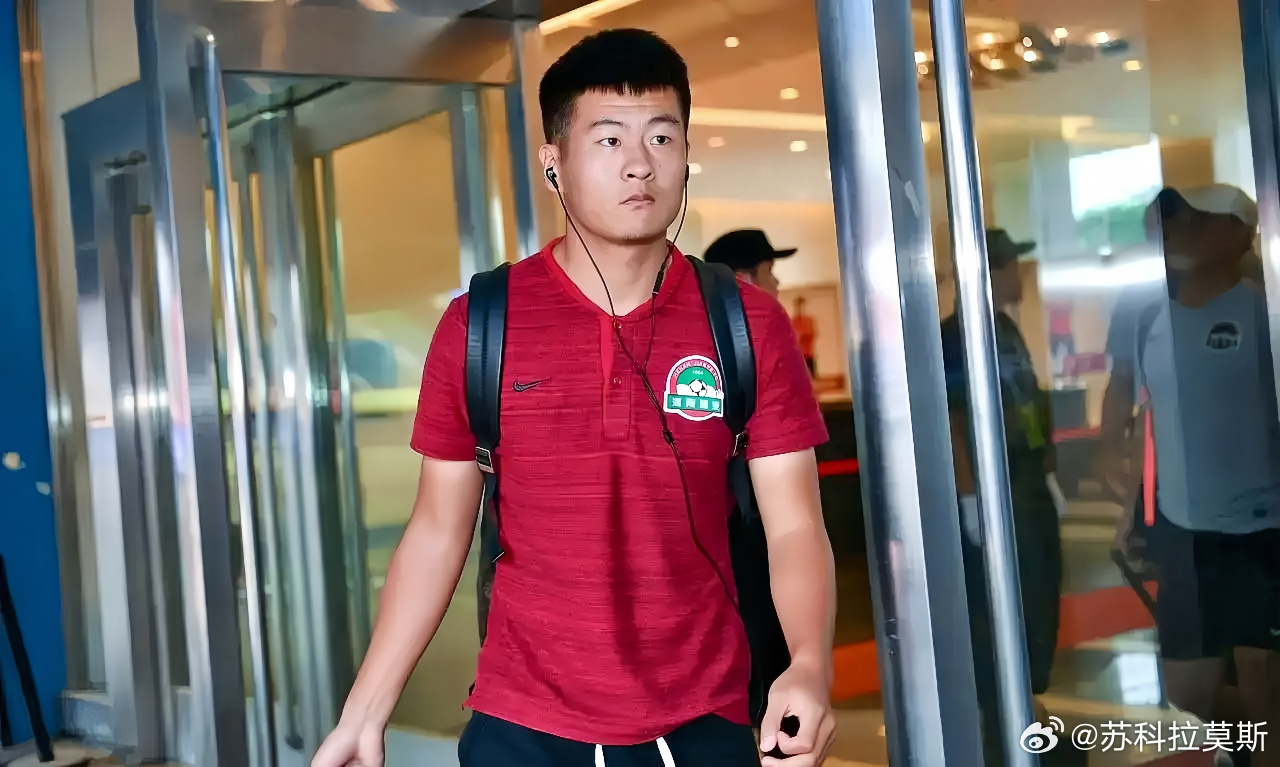 河南队【转会】球员 杜长杰 正式加盟河南足球俱乐部。杜长杰1997年出生于河南郑