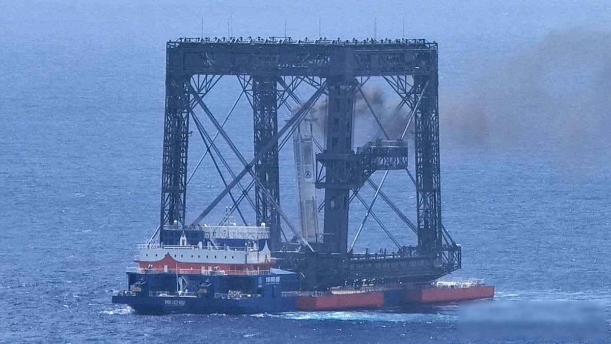 火箭一子级落海前，它没装着陆腿也没悬停，网兜接住了它

中国这次的回收方式，和马