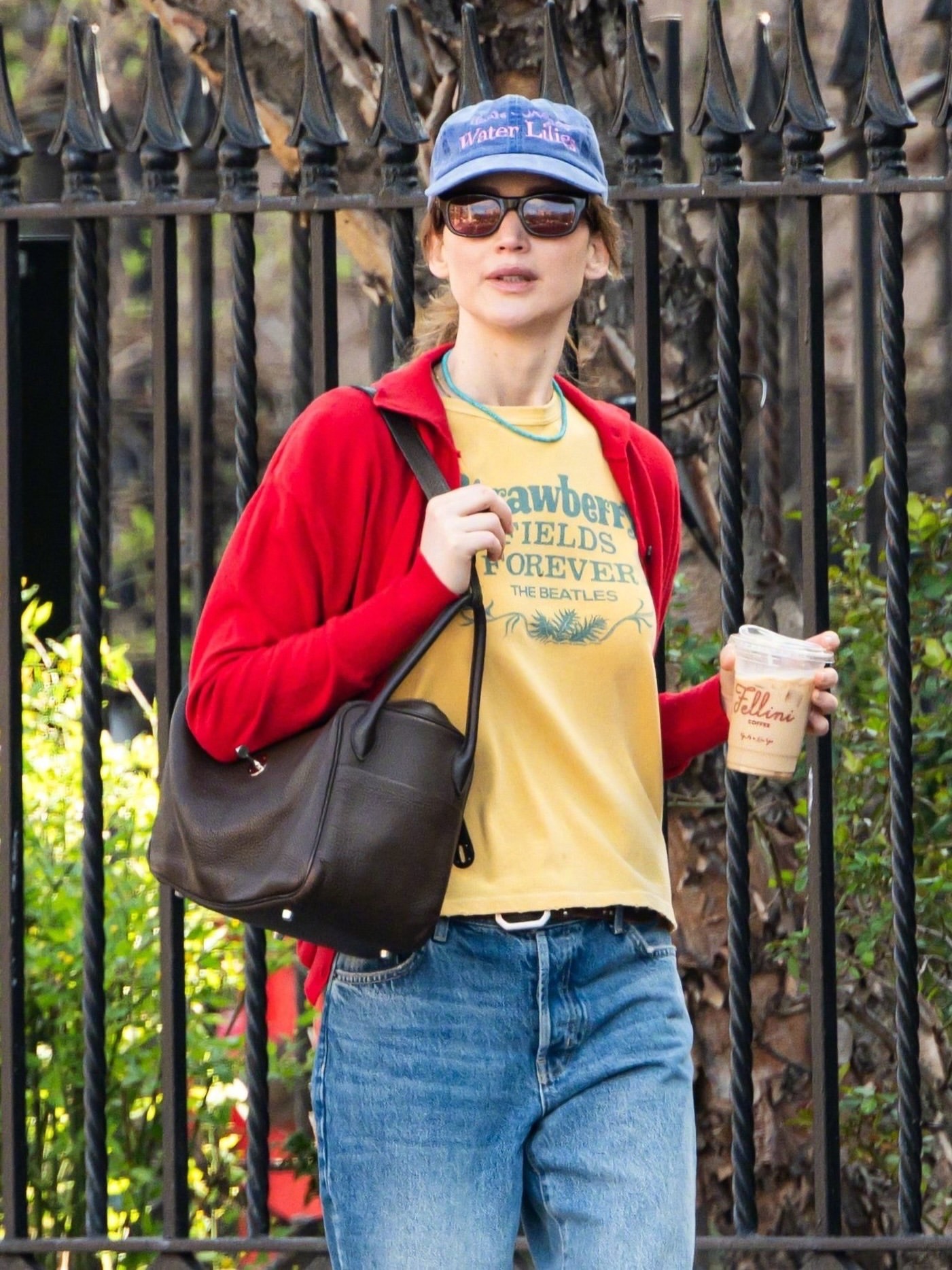 詹妮弗劳伦斯Jennifer Lawrence 今天现身纽约街头被拍，瘦了不少。