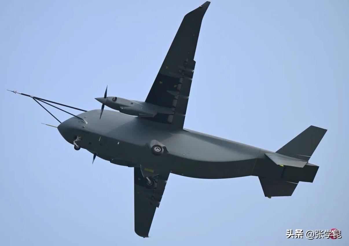联合早报今天写道：“中国的长鹰-8无人机的最大载荷可以装一枚鹰击-12反舰导弹弹